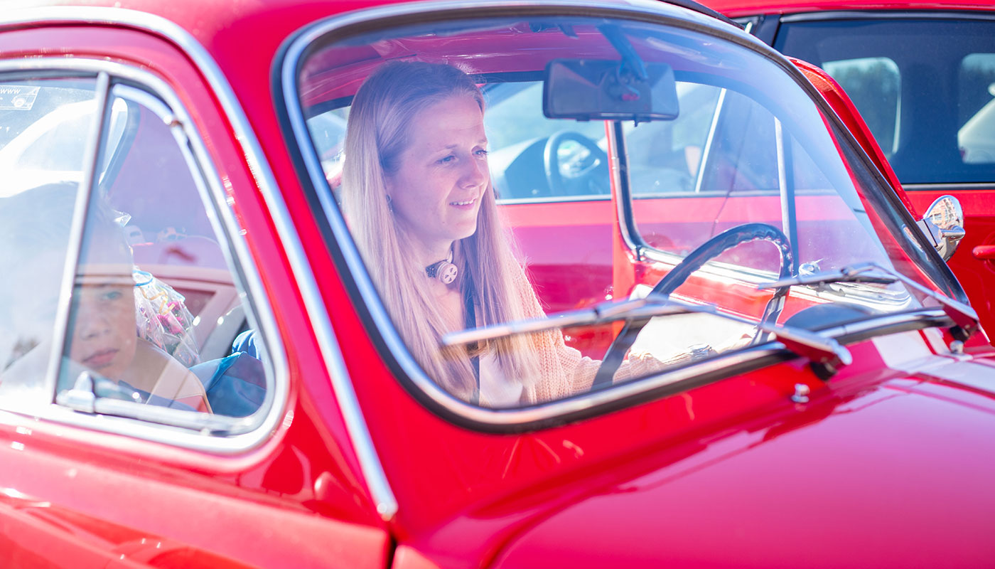 woman using freevent dualcare in car