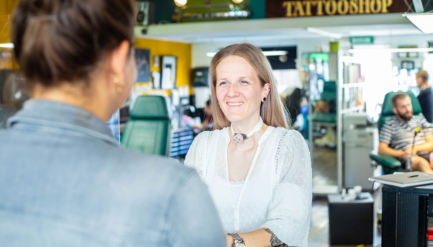 woman using freevent dualcare in a tattooshop